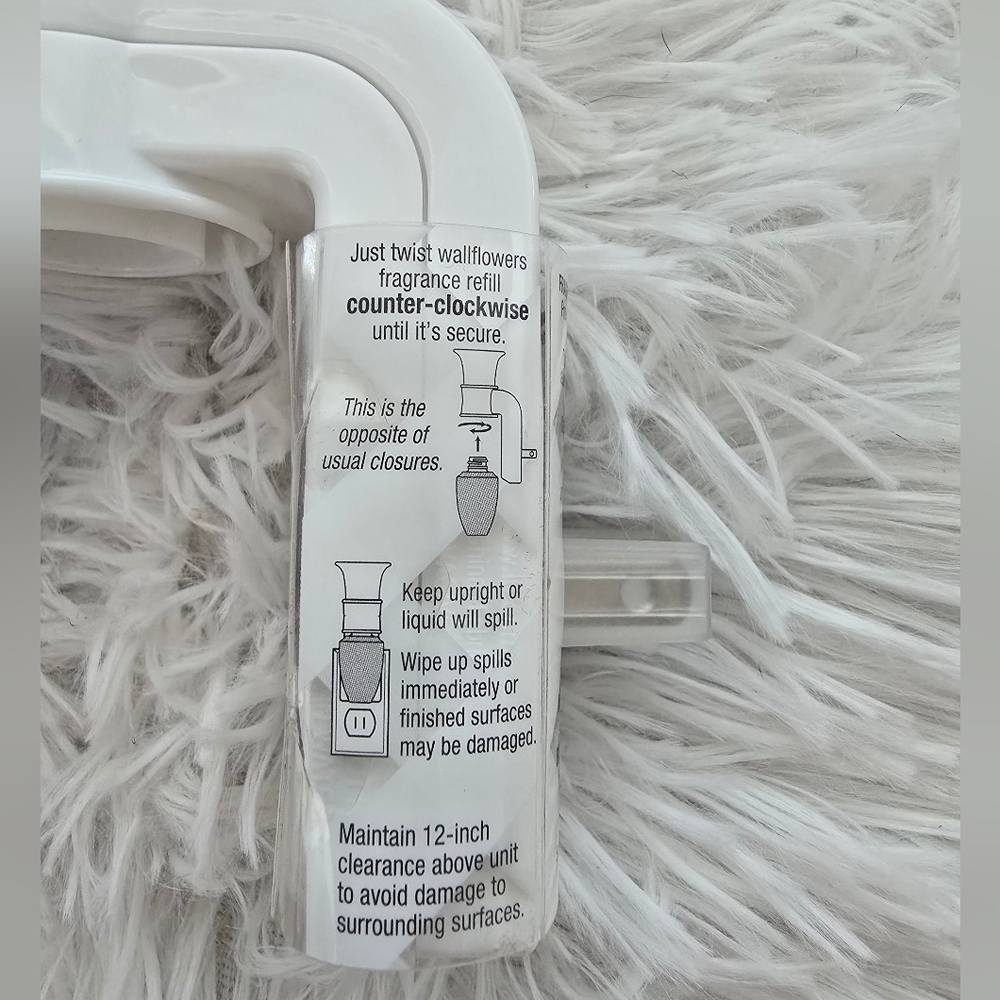 Bath & Body Works Santa WallFlower Plug-In. Includes 2 WallFlower Fragrances NWT - Picture 5 of 7